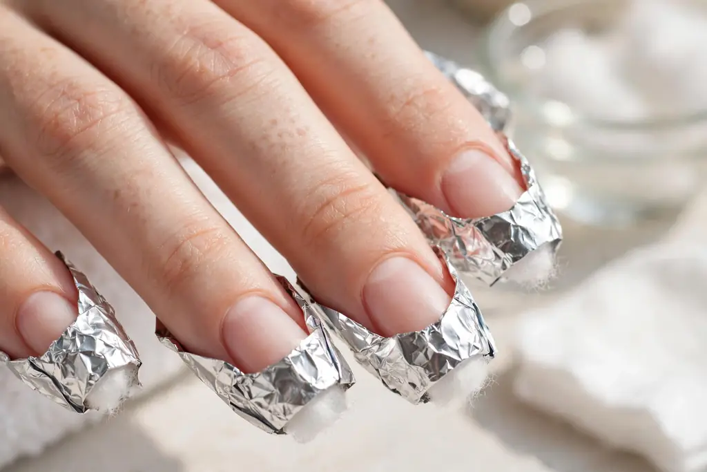 Fingertips wrapped in foil for safe acetone soak-off removal