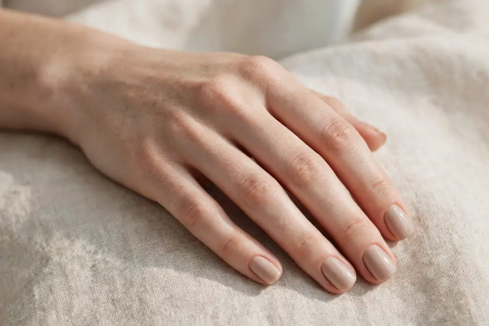 Short natural-looking press on nails for everyday wear